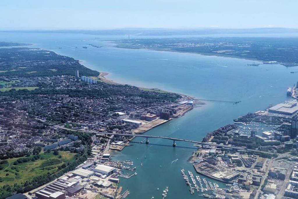 Welcome - Business Or Pleasure! Southampton 'City Vibes' # Stylish Apartment With Outdoor Courtyard! 1-4 Guests Book Your City Break Or Pre-Cruise Stay! Close To Mayflower Theatre, Universities, Cruise Terminals, Hospitals & Shops! Exterior foto
