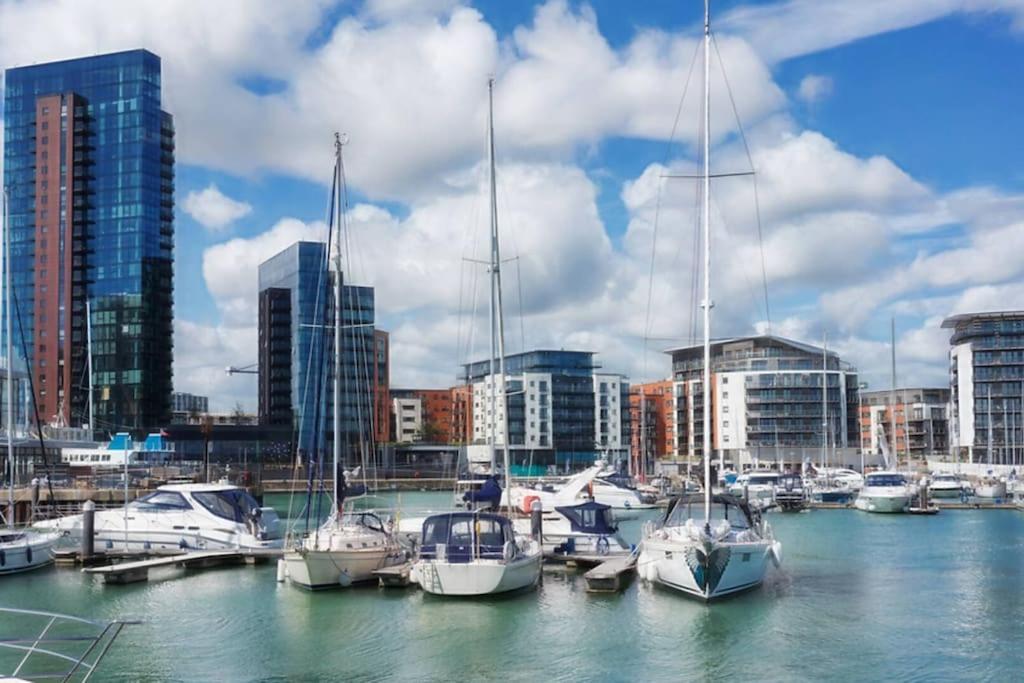Welcome - Business Or Pleasure! Southampton 'City Vibes' # Stylish Apartment With Outdoor Courtyard! 1-4 Guests Book Your City Break Or Pre-Cruise Stay! Close To Mayflower Theatre, Universities, Cruise Terminals, Hospitals & Shops! Exterior foto