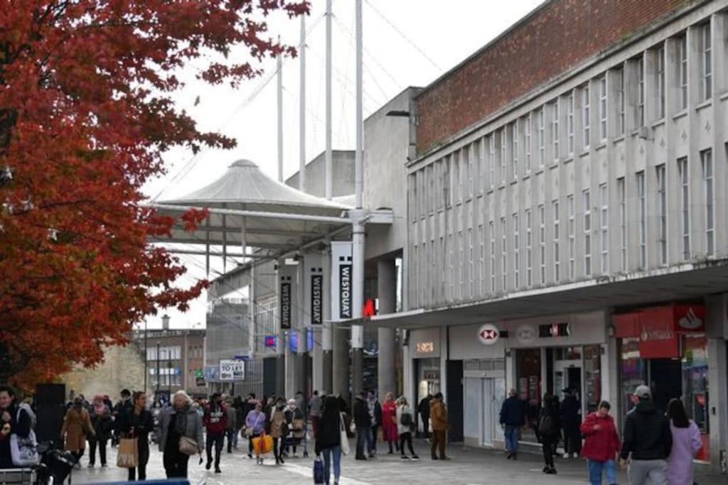 Welcome - Business Or Pleasure! Southampton 'City Vibes' # Stylish Apartment With Outdoor Courtyard! 1-4 Guests Book Your City Break Or Pre-Cruise Stay! Close To Mayflower Theatre, Universities, Cruise Terminals, Hospitals & Shops! Exterior foto