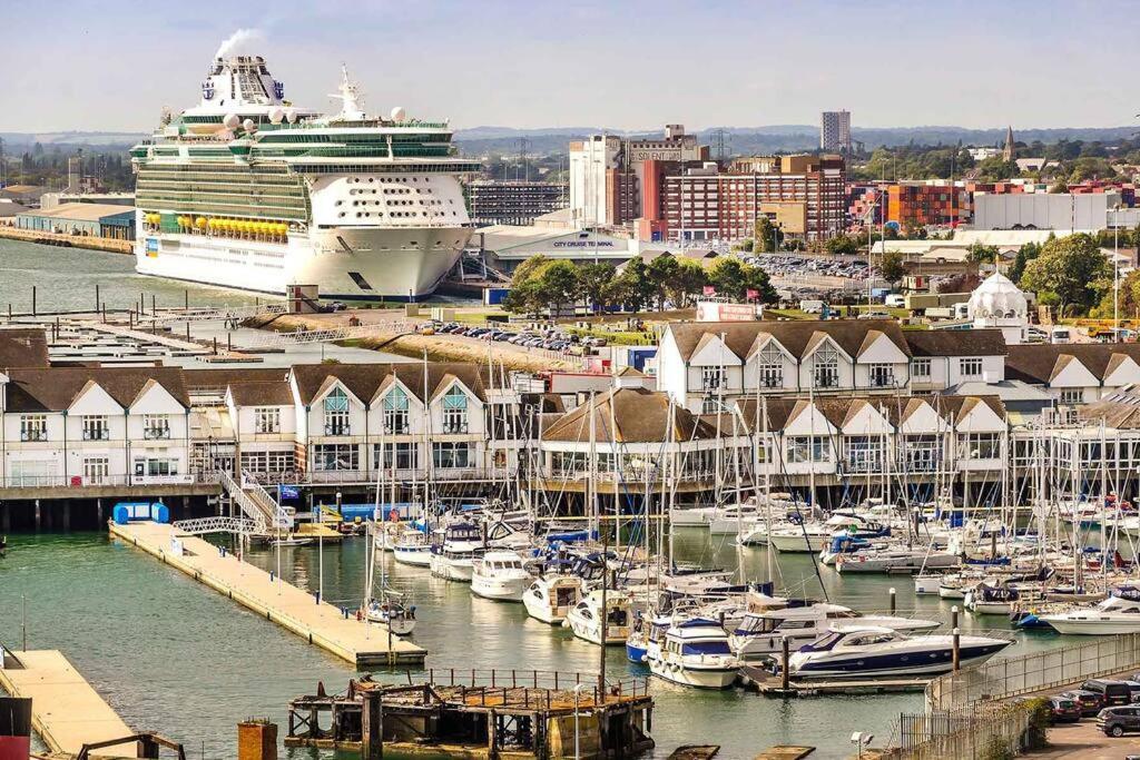 Welcome - Business Or Pleasure! Southampton 'City Vibes' # Stylish Apartment With Outdoor Courtyard! 1-4 Guests Book Your City Break Or Pre-Cruise Stay! Close To Mayflower Theatre, Universities, Cruise Terminals, Hospitals & Shops! Exterior foto
