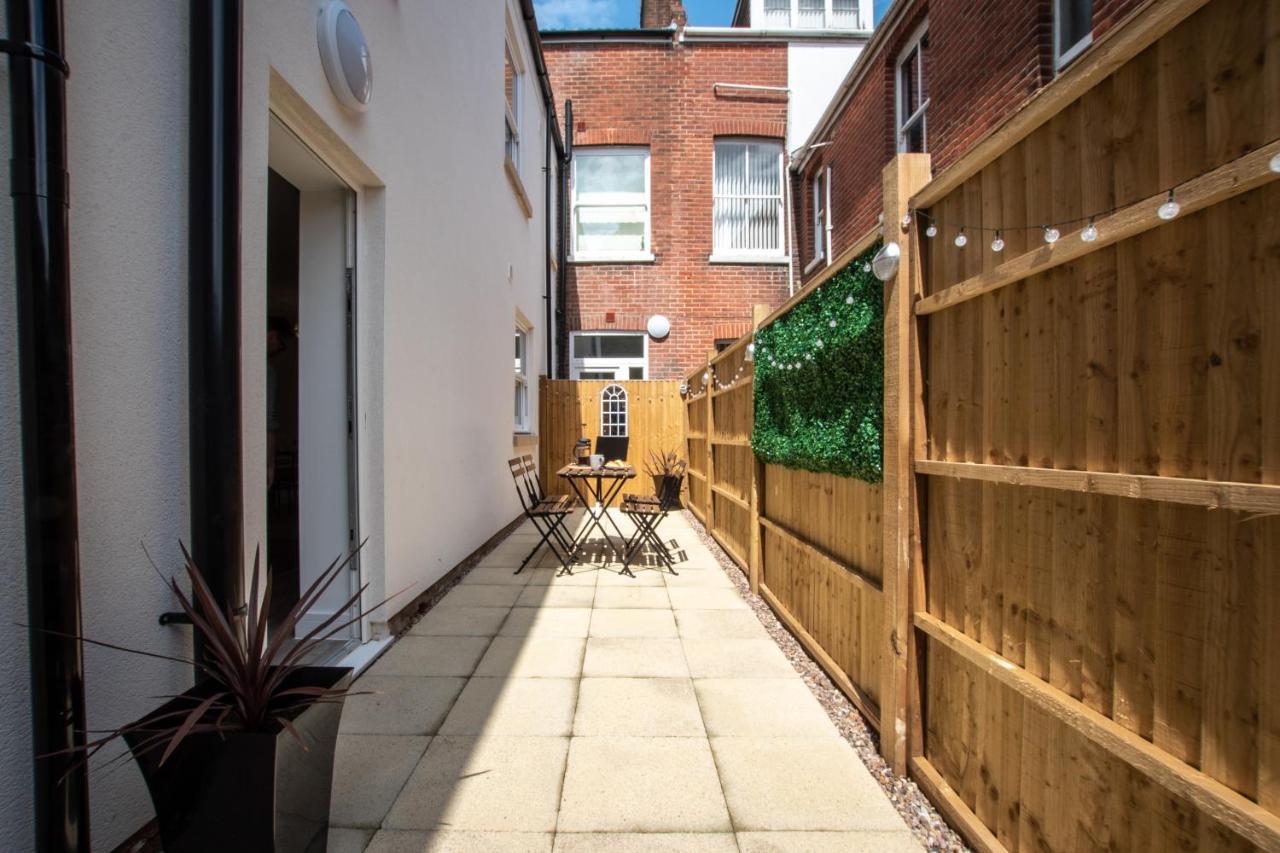 Welcome - Business Or Pleasure! Southampton 'City Vibes' # Stylish Apartment With Outdoor Courtyard! 1-4 Guests Book Your City Break Or Pre-Cruise Stay! Close To Mayflower Theatre, Universities, Cruise Terminals, Hospitals & Shops! Exterior foto