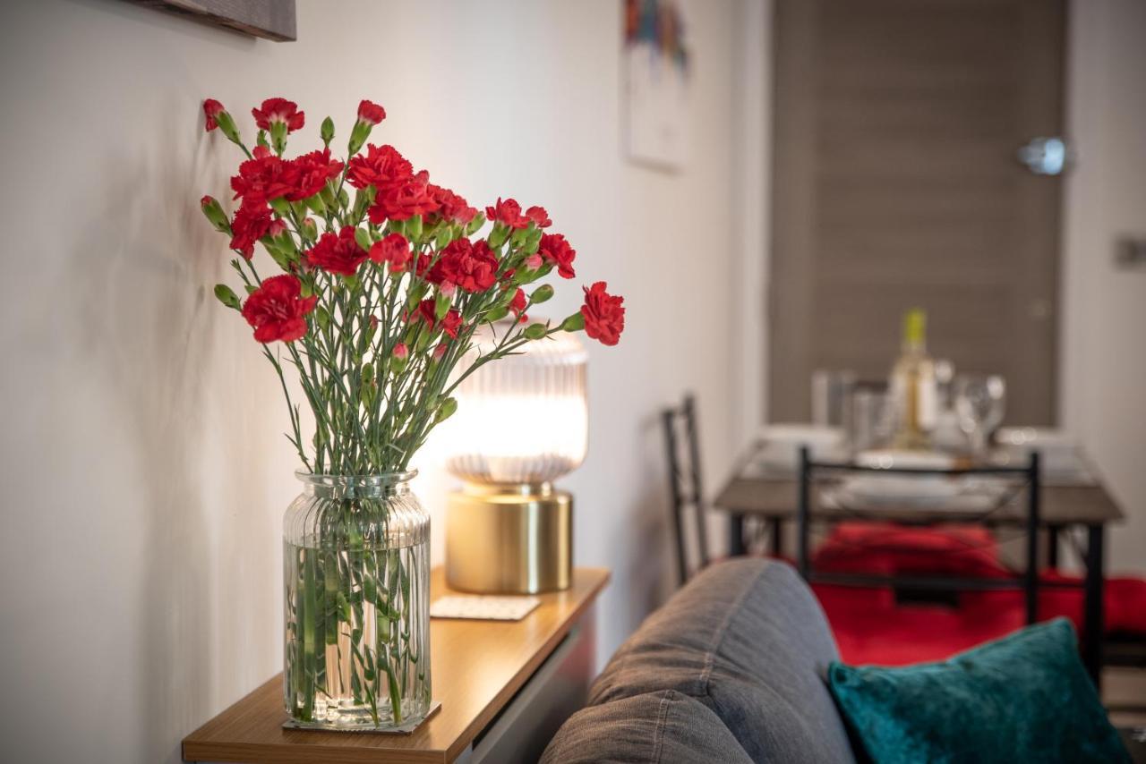 Welcome - Business Or Pleasure! Southampton 'City Vibes' # Stylish Apartment With Outdoor Courtyard! 1-4 Guests Book Your City Break Or Pre-Cruise Stay! Close To Mayflower Theatre, Universities, Cruise Terminals, Hospitals & Shops! Exterior foto